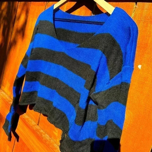 NWOT Blue and Black Distressed Crop Sweater Oversized - Size L - Picture 3 of 7